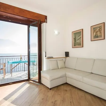 Вилла Damia, Independent With Direct Lake Access Менаджо